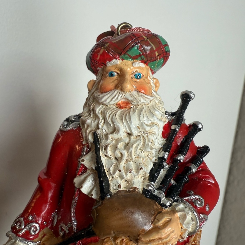 Bronner’s Christmas Festive Santa with Bagpipes Ornament. Gift. Scottish